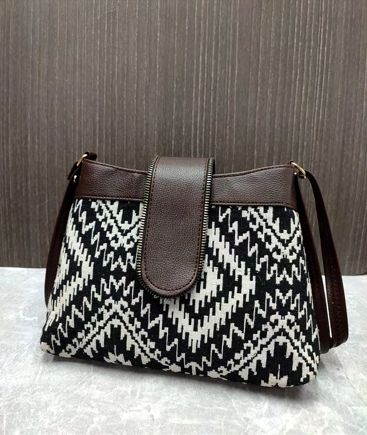 Stylish Chain Flap Sling Bag for Everyday Use 074